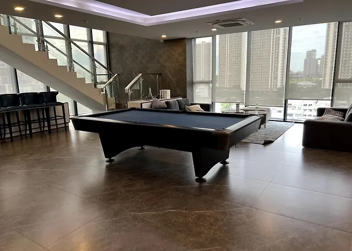 53fl Skyview With King Bed Pool And Gym Mrt200m *