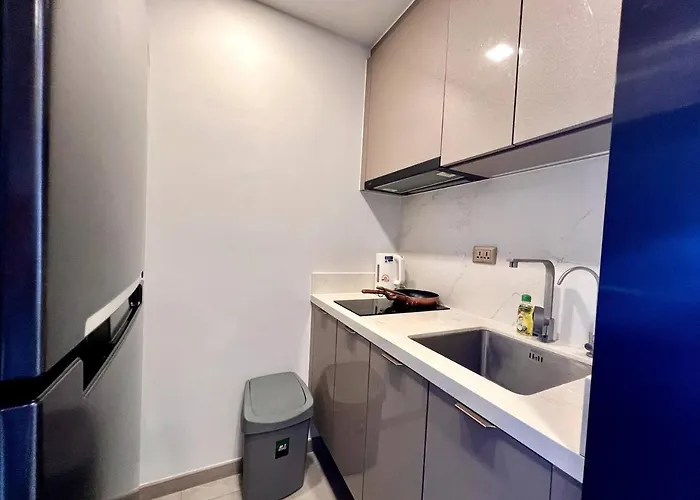 53fl Skyview With King Bed Pool And Gym Mrt200m Apartment